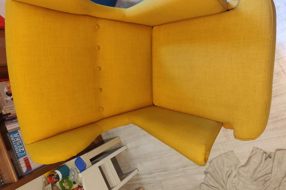 Yellow armchair with a spill mark on the seat — after cleaning by SevenClean