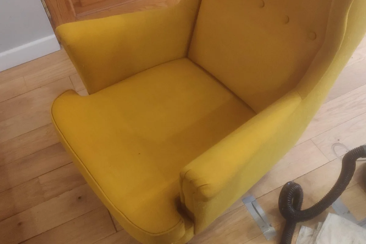 Mustard armchair, soiling on the seat and arm — after cleaning by SevenClean